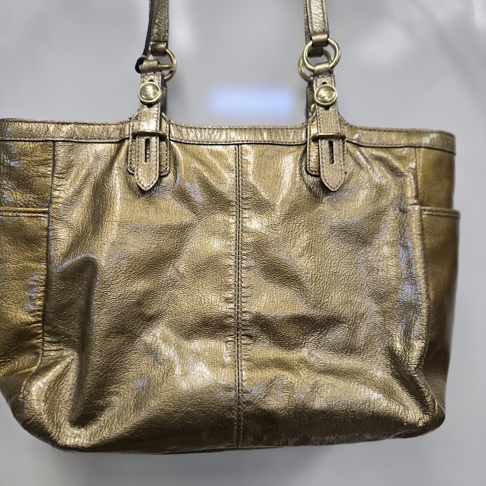 Coach F15253 Shoulder Handbag Color Gold In Patent Genuine Leather Gold Hardware - Picture 14 of 16